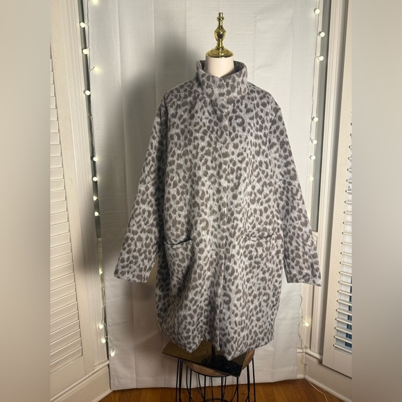 Old Navy Gray and White Teddy Jacket Plush Oversized - Picture 1 of 7